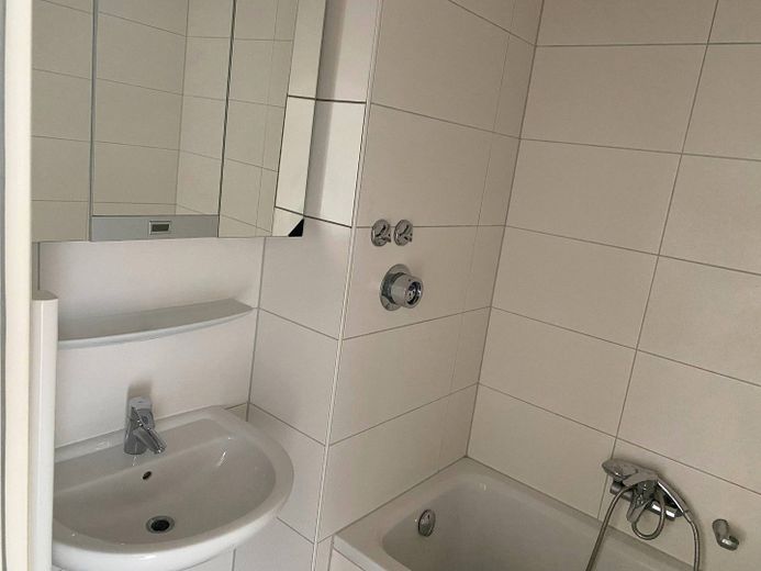 SOMMER, SONNE, SPAREN: Moderne 3-Zimmer-Wohnung mit viel Licht, EBK und sonnigem BALKON – Ansicht II: Bad