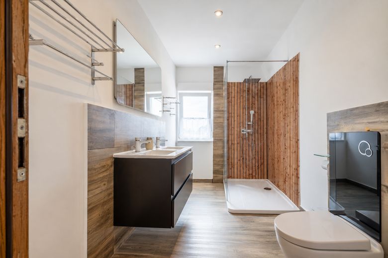Provisionsfrei: 125 m² Wohnen + ca. 130 m² Gewerbe | Energieklasse A | 1.085 m² Grundstück – Tageslichtbad, Dusche