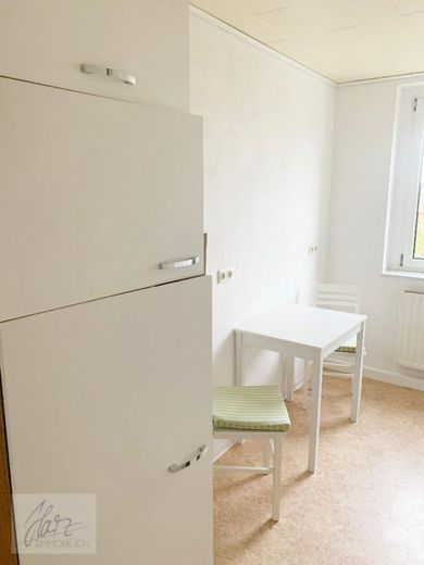 ***AB SOFORT ZU VERKAUFEN*** 1-Raumwohnung mit großzügigem Balkon, Einbauküche und Tageslichtbad mit Dusche – Küche mit Sitzgelegenheit und Kühl- und Gefrierkombination