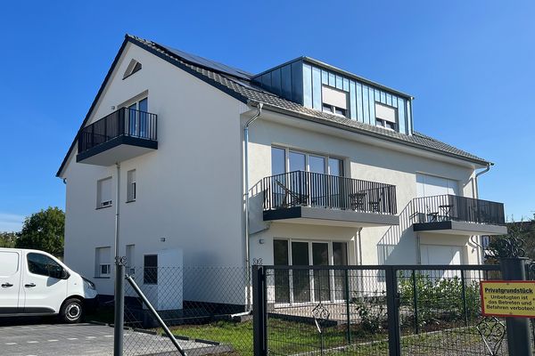 Новобудова KfW 55 Plus: світла 2-кімнатна мансардна квартира з балконом у Міттенвальде
