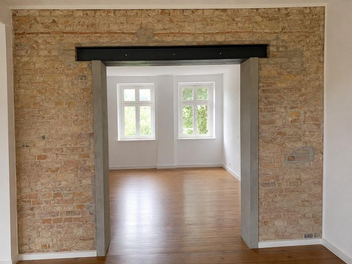 Encantador piso antiguo de 3 habitaciones – Durchgang Wohnzimmer