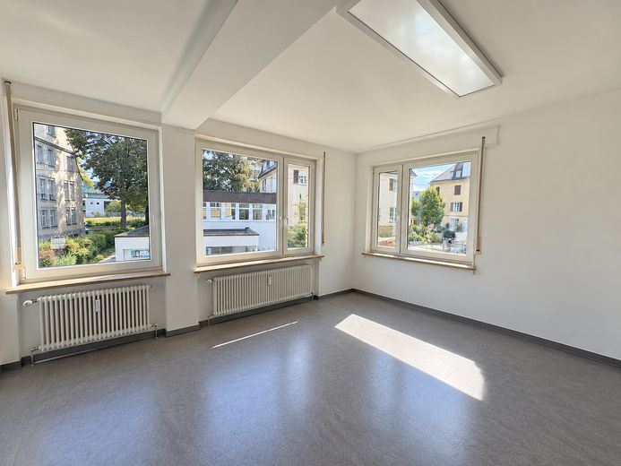 Habitación en piso compartido femenino, Stuttgart-Norte, DHBW al lado – Zimmer mit Fensterfront