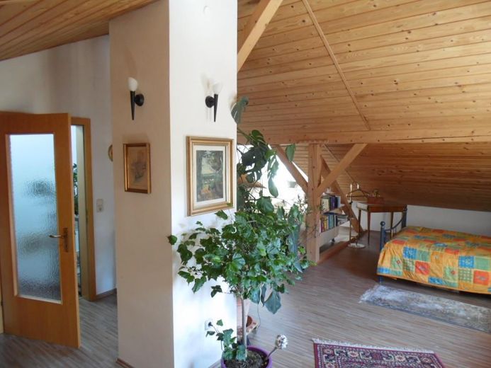 Spaziosa casa a schiera di testa, ammodernata con materiali di alta qualità, parzialmente arredata – Atelier DG