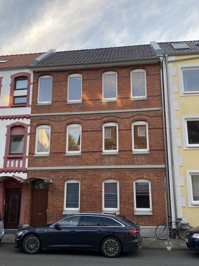 Moritzberg: 4,5-Zimmer-Maisonette-Wohnung mit Balkon und Garten – Hausansicht Strasse