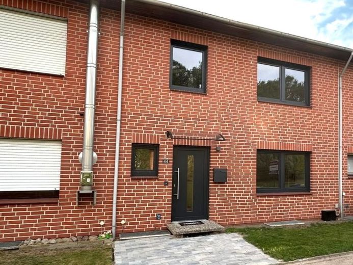 Syke! - freshly renovated mid-terrace house with garage and terrace - ready for occupancy and for sale! – Photo 1