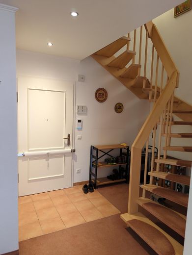 Aktuell ist die Wohnung reserviert !!! – Eingangsbereich u. Innentreppe