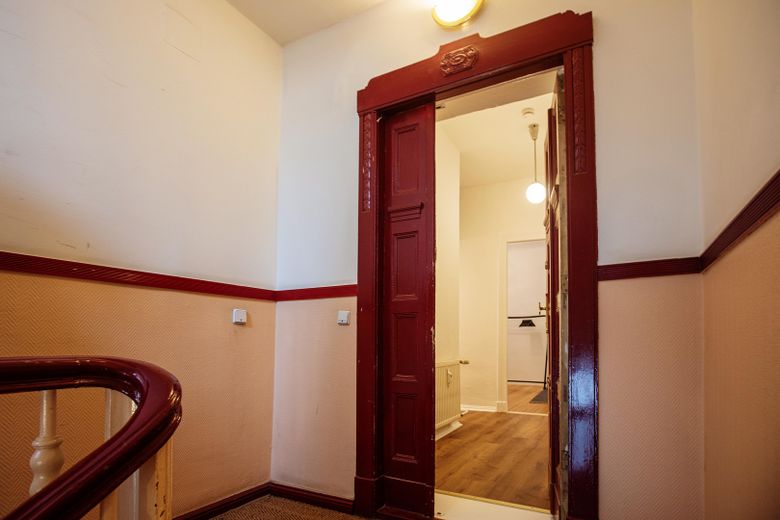 Stilvolle möblierte Altbauwohnung am Humannplatz / Stylish Furnished Apartment near Humannplatz – Treppenhaus - Wohnungseingang