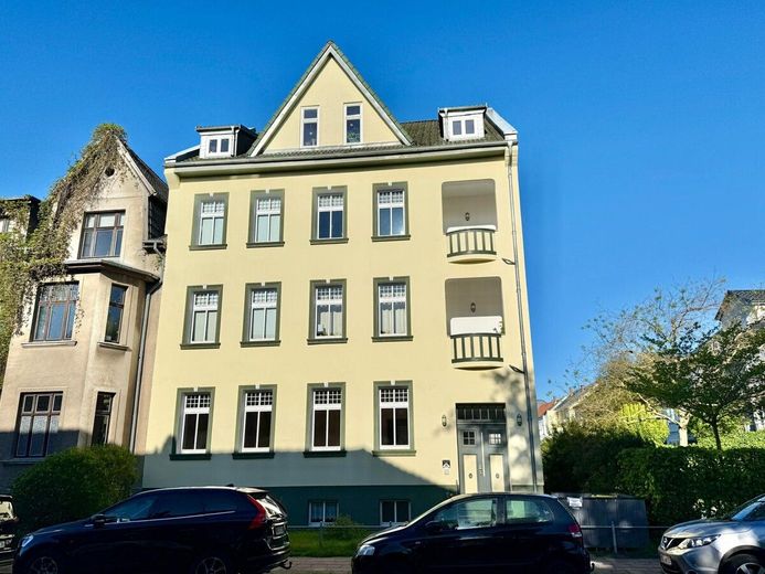 HORN IMMOBILIEN++ Neubrandenburg, charmante 3-Raum ETW im EG mit großer Terrasse, EBK und großem Bad – Mehrfamilienhaus
