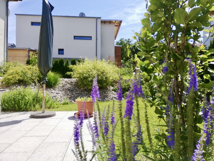 Lichtovergoten maisonette met eigen tuin & twee terrassen op rustige locatie, nabij het bos – Terrasse West