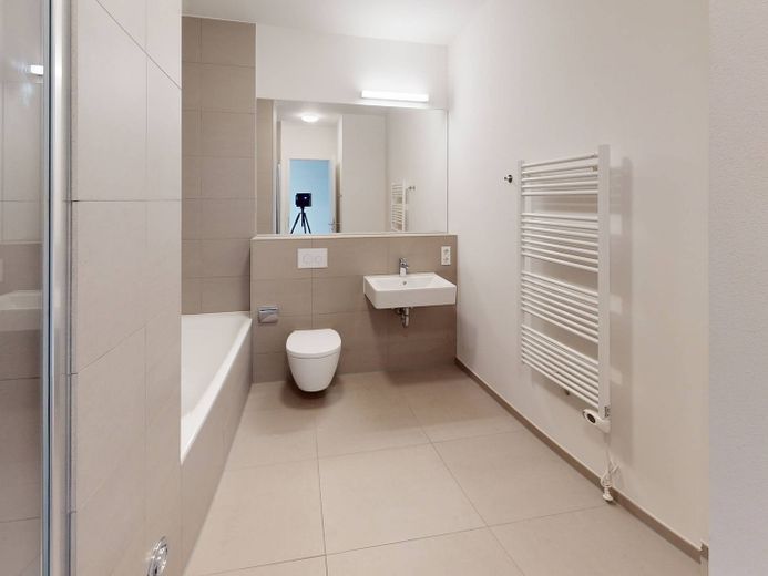 Moderne 3-Zimmer-Wohnung in Lichtenberg inkl. Qualitätsküche, 3 Balkone und Fußbodenheizung – Badezimmer