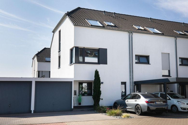 Reihenendhaus KfW 55 mit Wintergarten in Langenfeld – Außenansicht mit einer Garage