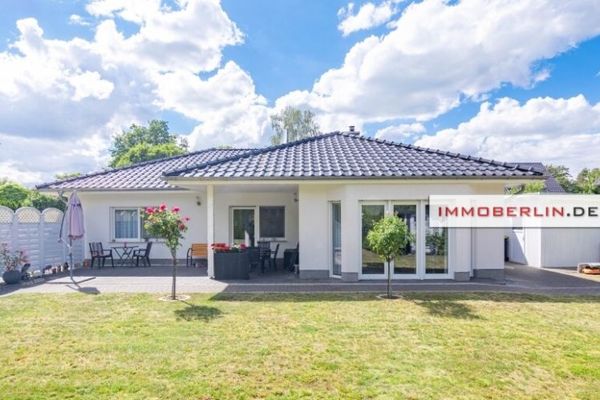 IMMOBERLIN.DE - Attraktiver Bungalow mit Sonnengarten & Garage