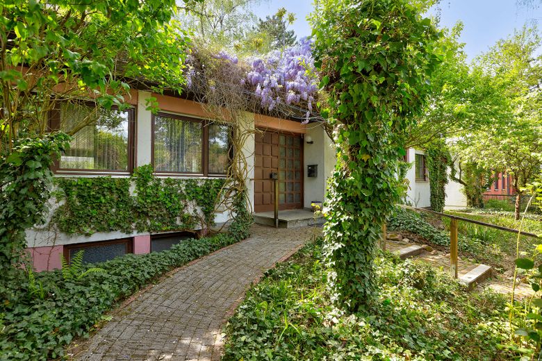 Freistehendes Haus mit Naturgarten (Biotop) und Dachgarten – Vorgarten mit Rollstuhlzugang