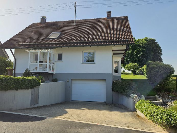 Komfortables Einfamilienhaus mit gepflegtem Garten in ruhiger, unverbaubarer Lage – Blick von Norden 2