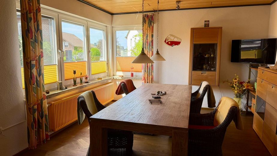 Freistehendes Einfamilienhaus mit Einliegerwohnung – mit angrenzendem Esszimmer