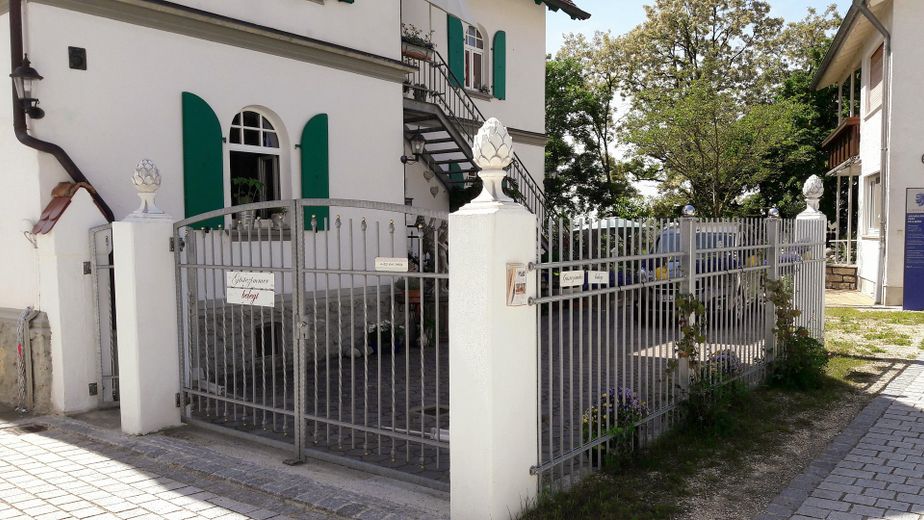 Willa w stylu secesyjnym z ogrodem i rozległym widokiem – Tor zur Einfahrt