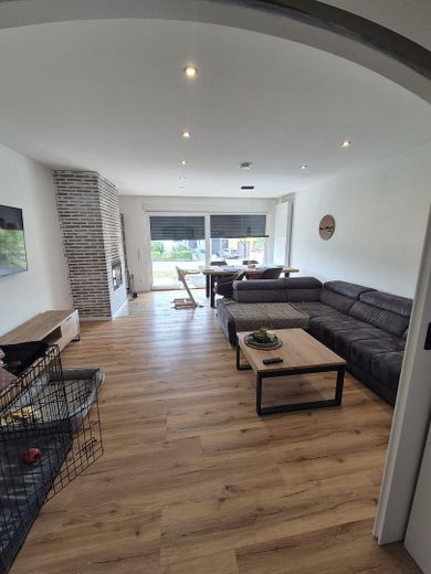 Partially renovated 6-room semi-detached house – Wohnzimmer Wohnung OG
