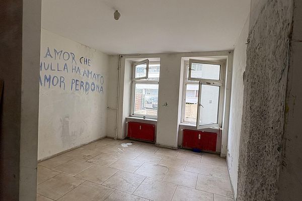 Bayerischer Platz metro istasyonu ile Eisenacher Str. arasında, arka binada merkezi ve sakin