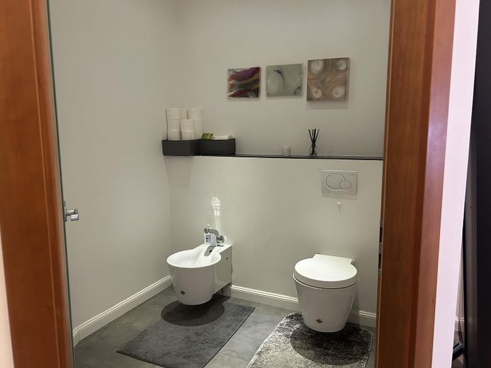 Besondere Kapitalanlage mit Eigennutzungsoption – Haus-im-Haus und fünf Mietwohnungen – Toilette und Bidet