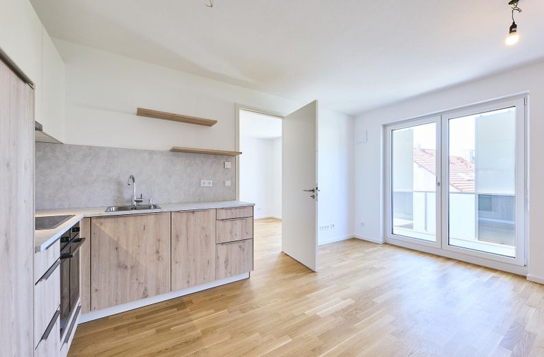 Neubau: Helle und ruhige Zwei-Zimmer-Wohnung mit luxuriöser Innenausstattung mit Balkon und EBK – Küche 3