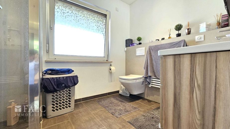 Zweifamilienhaus mit Potenzial in Landau a. d. Isar - zwei Wohneinheiten, Garage &amp; Garten – Wohnung - Badezimmer