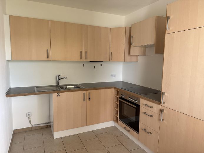 senza provvigione | 53 m² | 2 locali | balcone esposto a sud | cucina componibile | posto auto incluso – Küche