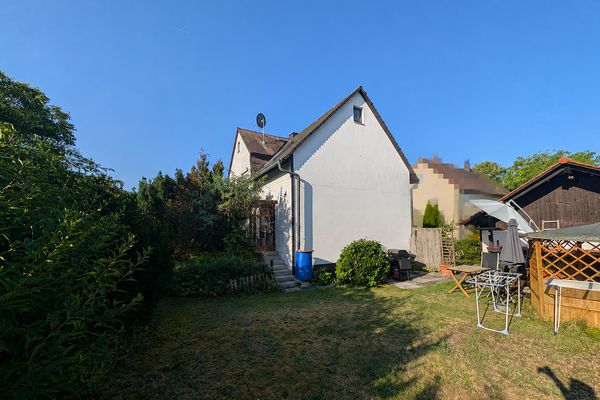 Casa bifamiliare centrale, ampio giardino consolidato, garage doppio, impianto fotovoltaico, senza provvigione