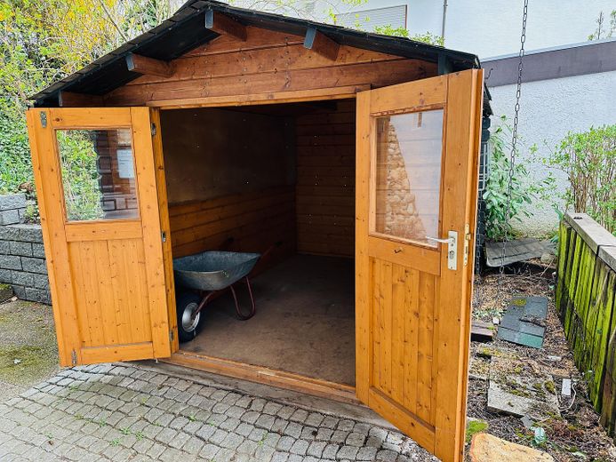 Großzügiges 1-2 Familienhaus in Traumlage – Gartenhütte