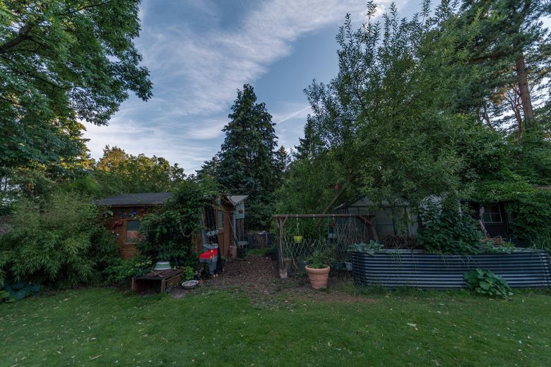 Oasi verde nell’idilliaca Zernsdorf su 1.130 m² con laghetto, sauna e serra – Voliere, Gewächshaus und Beete