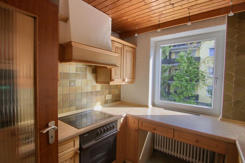 Світла 4-кімнатна квартира з балконом, хобі-приміщенням 38 м² та паркомісцем у підземному гаражі — вільна негайно в Штраубінгу – Küche