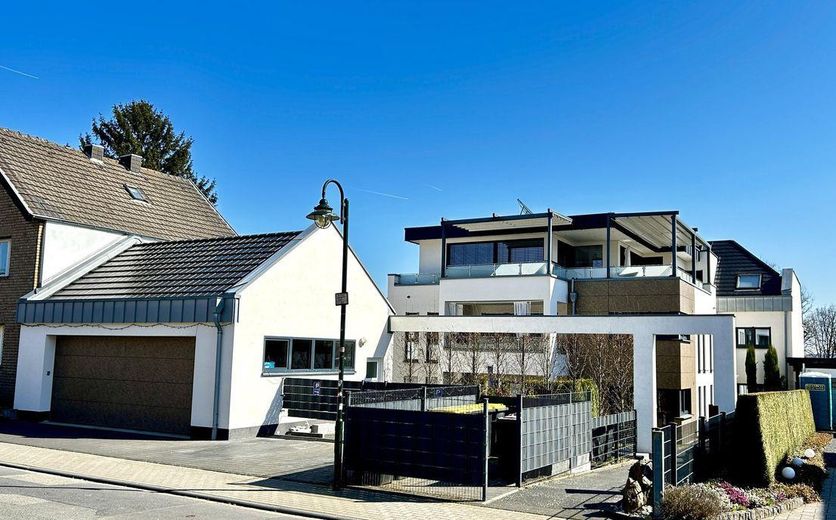 Piso muy moderno y luminoso con balcón y cocina amueblada en Troisdorf, Müllekoven – Straßenansicht 