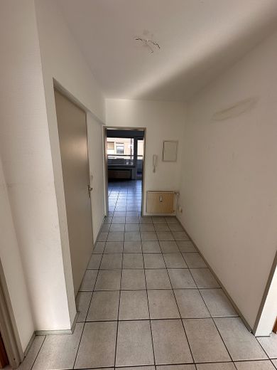 Wohnen im Zentrum – 3-Zimmer-Wohnung mit Balkon und Einbauküche in Langenfeld – Diele Richtung Wohn-/Essbreich