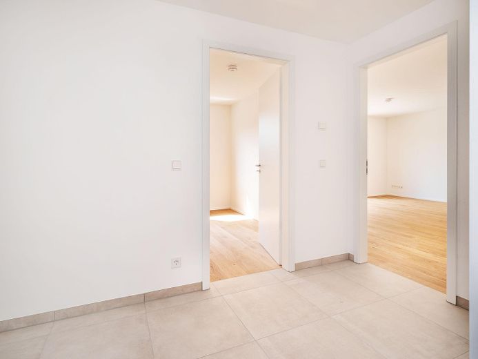 Neubau-Gartenwohnung, 2 Zimmer, bezugsfertig & provisionsfrei, KfW 40 QNG | Parsdorf bei München – Diele
