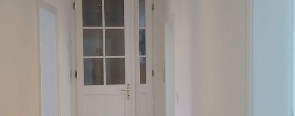 Flur mit Wohnungseingangstür
