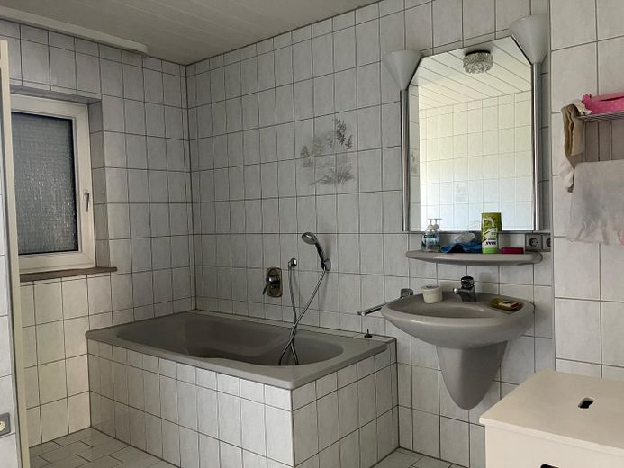 Badezimmer mit Badewanne