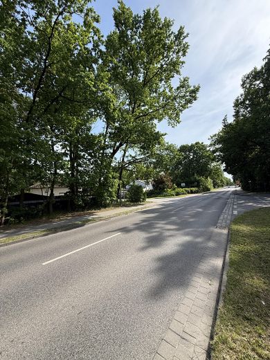 Baugrundstück an der Prenzlauer Chaussee, Wohnen, Praxis & Gewerbe möglich, voll erschlossen – Straßenverlauf Südwest