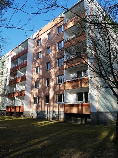 Erstbezug nach Sanierung – moderne 4-Zimmer-Wohnung mit Balkon und Blick ins Grüne – Hausansicht