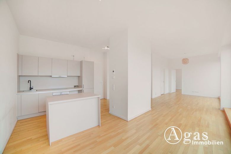 Wunderschöne 2 Zimmer Dachgeschosswohnung mit ca. 77m², EBK und Riesen-Balkon in Berlin-Mitte – Wohnzimmer mit EBK