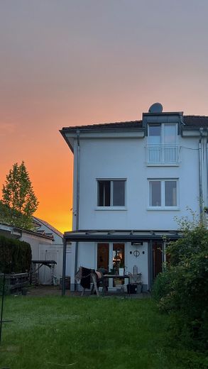 Emménager plutôt que rénover – maison jumelée de haute qualité avec jardin – Rückansicht
