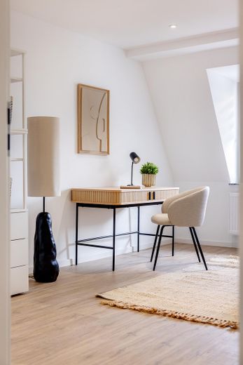 5.7% rental yield – Fully renovated 3-room apartment as an investment – Commission-free – Einrichtungsbeispiel