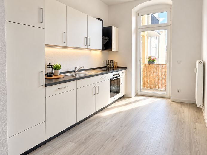Balkonlu ve ankastre mutfaklı, tarihi çok aileli konutta çekici, modernize edilmiş 2 odalı daire - %6 getiri – Küche 