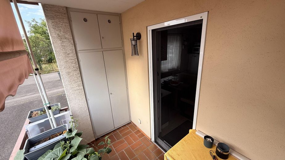 Klimatisiertes Raumwunder: Renovierte 4-Zimmer-Wohnung mit 2 Balkonen & 2 Garagen – Balkon Küche
