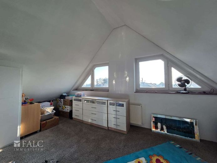 Ruheoase mit Weitblick: Lichtdurchflutetes Einfamilienhaus in Rheinnähe – Studio / Dachgeschoss