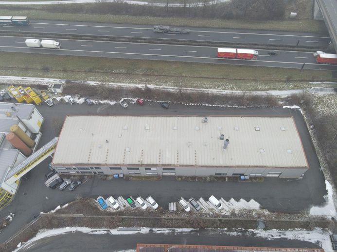 Produktionshalle mit Büroräumen und bester Verkehrsanbindung – Draufsicht 2