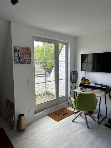 Möblierte hochwertige 1-Zimmer-Wohnung mit moderner Ausstattung in ruhiger Lage, Hamburg-Farmsen – Arbeiten & Balkon