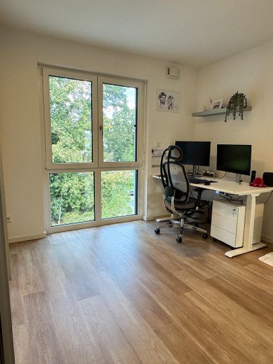 Exklusive 3-Zimmer-Wohnung in Fürth-Burgfarrnbach – hochwertige Küche, Balkon, Aufzug & TG – Büro 2