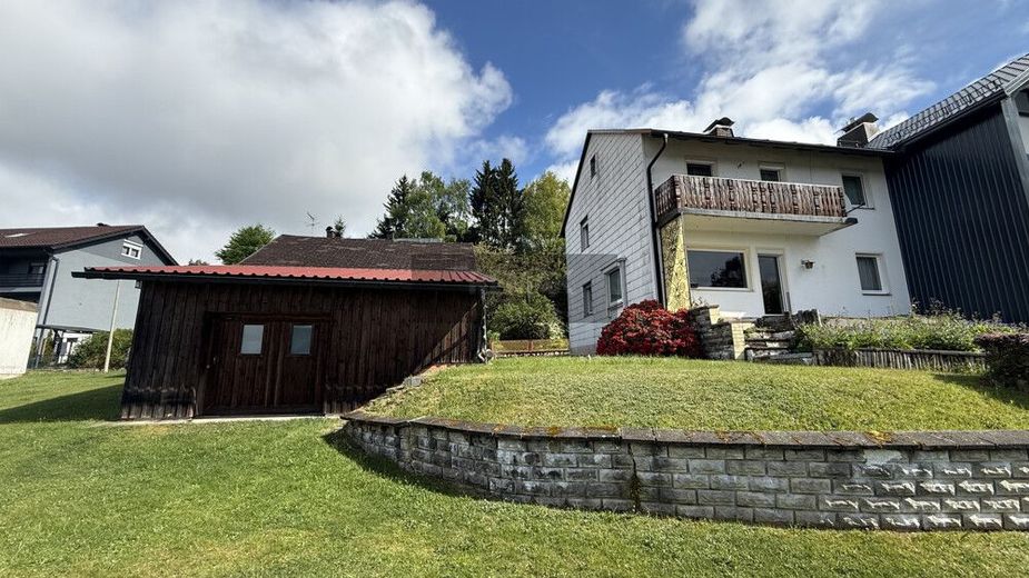 Charmante Doppelhaushälfte mit Gartenidylle und traumhafter Aussicht in Fichtelberg – Bild 3