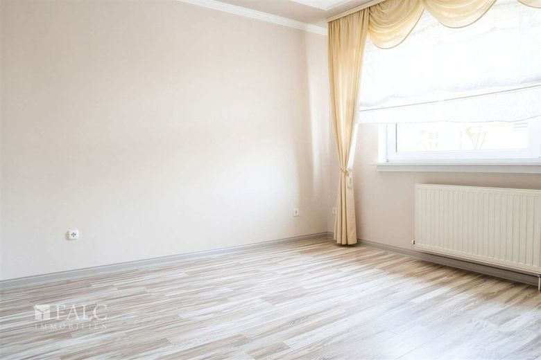 Zweifamilienhaus mit vielseitigen Nutzungsmöglichkeiten in ruhiger Wohnlage – Schlafzimmer EG