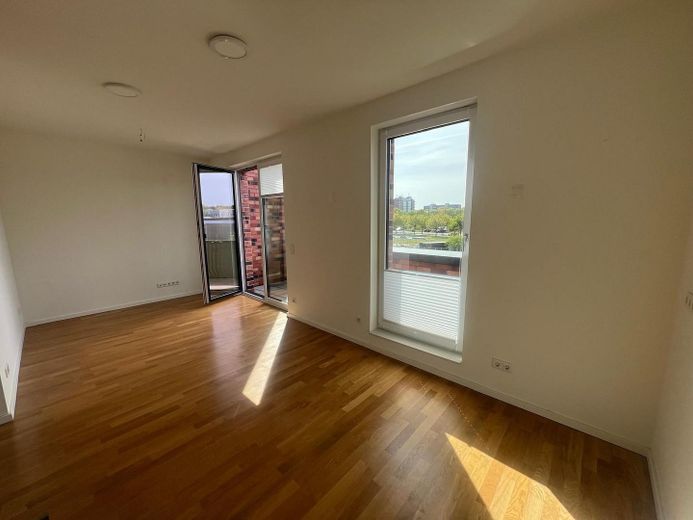 Exklusive neuwertige 3-Zimmer-Wohnung mit schönem Balkon von PRIVAT! – Wohnbereich