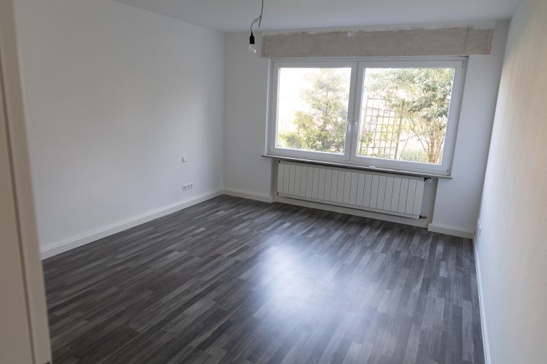 Sanierte 2.5-Zi-Wohnung mit Einbauküche, Terrasse, Garten + Gartenhütte in Waldstetten – Schlafen mit Ruhe